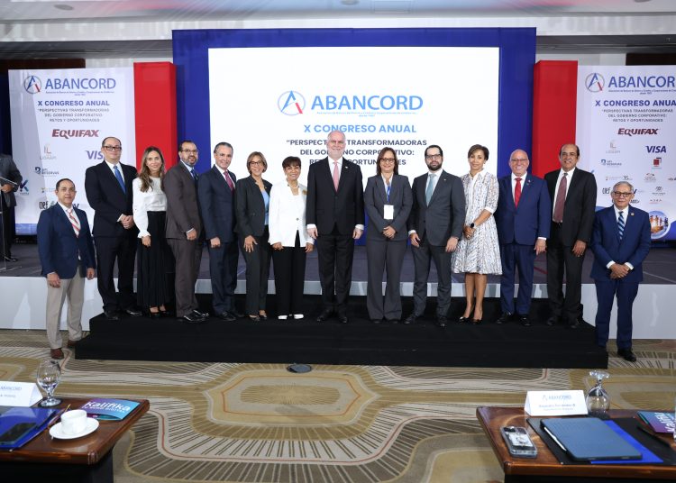 Superintendente de Bancos, Alejandro Fernández W., subrayó la relevancia de contar con un gobierno corporativo robusto para la dirección estratégica y la gestión de riesgos en las entidades financieras.