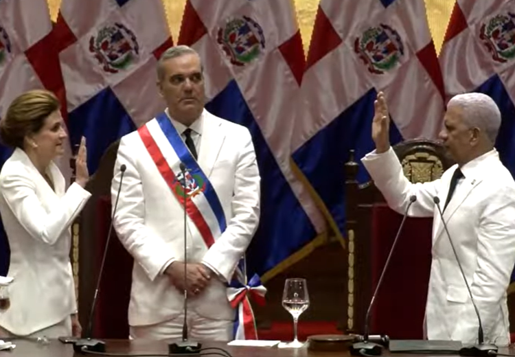 Abinader y Peña juraron ante la Asamblea Nacional, “cumplir y hacer cumplir la Constitución dominicana”.