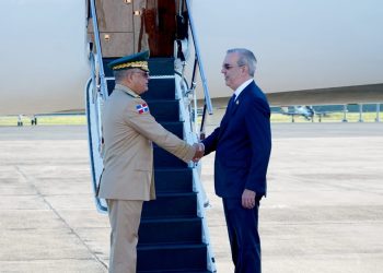 El gobernante salió del país a las 9:00 de la mañana por la Base Aérea de San Isidro.