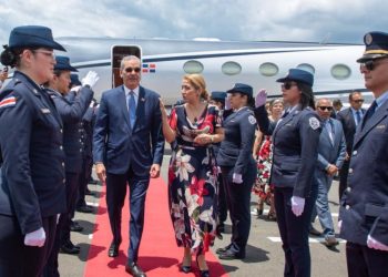 A su llegada fue recibido por autoridades costarricenses y la embajadora dominicana.