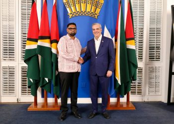 El mandatario, quien arribó ayer a las 6:35 de la tarde a Georgetown, capital de Guyana.