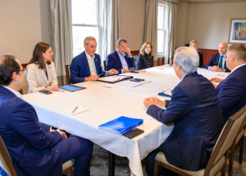 Acompañan a Abinader el ministro de MICM, Víctor Bisonó; la embajadora dominicana en los EE.UU., María Isabel Castillo, y varios empresarios y ejecutivos dominicanos.