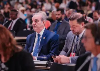 El presidente Abinader asiste a la plenaria en compañía del ministro de Medio Ambiente, Paíno Henríquez; el vicepresidente ejecutivo del Consejo del Cambio Climático y Mecanismo de Desarrollo Limpio, Max Puig, y Jimmy García Saviñón, presidente de la Autoridad Nacional de Asuntos Marítimos.