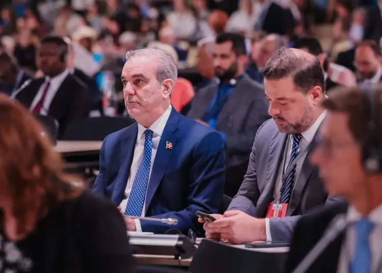 El presidente Abinader asiste a la plenaria en compañía del ministro de Medio Ambiente, Paíno Henríquez; el vicepresidente ejecutivo del Consejo del Cambio Climático y Mecanismo de Desarrollo Limpio, Max Puig, y Jimmy García Saviñón, presidente de la Autoridad Nacional de Asuntos Marítimos.