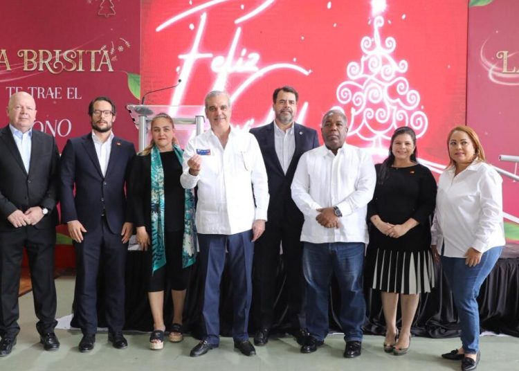 Luis Abinader apuntó que el bono  navideño 2025 será distribuido de manera física y electrónica.