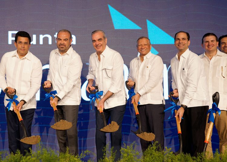 El presidente Luis Abinader junto al ministro de Turismo, David Collado; el presidente ejecutivo de BanReservas, Leonardo Aguilera; el CEO de Meliá, Gabriel Escarrer; CEO del Grupo Puntacana, Frank Elías Rainieri, y Andrés Marranzini, director ejecutivo de Punta Bergantín.