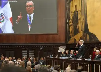 El presidente explicó que los avances en la rehabilitación de los acueductos y en la construcción de nuevas infraestructuras, como los acueductos de La Cuaba (Pedro Brand) y San Antonio de Guerra, beneficiarán a más de 70,000 personas.