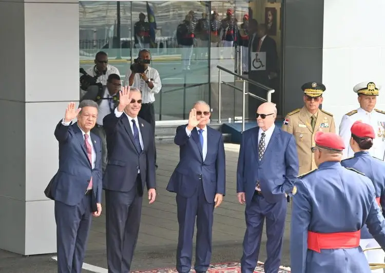 Previo a la reunión, se presentó guardia de honor del Ministerio de Defensa, 21 cañonazos y la entonación del himno nacional.