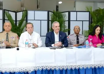 En compañía del jefe de Estado, se encuentran los ministros, de la Presidencia, José Ignacio Paliza; de Interior y Policía, Faride Raful; de Defensa, teniente general, Carlos Antonio Fernández Onofre; sin cartera, Deligne Ascensión; la procuradora General de la República, Yeni Berenice Reynoso, y otros funcionarios.