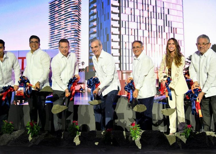 El proyecto incluirá un centro comercial con más de 400 locales, un hotel AC Marriott, dos torres de oficinas, cuatro torres residenciales, áreas de entretenimiento, servicios médicos y financieros, y más de 3,500 estacionamientos.