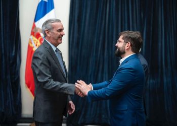Luis Abinader y su homólogo de Chile, Gabriel Boric, en el Palacio de La Moneda.