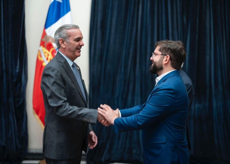 Luis Abinader y su homólogo de Chile, Gabriel Boric, en el Palacio de La Moneda.