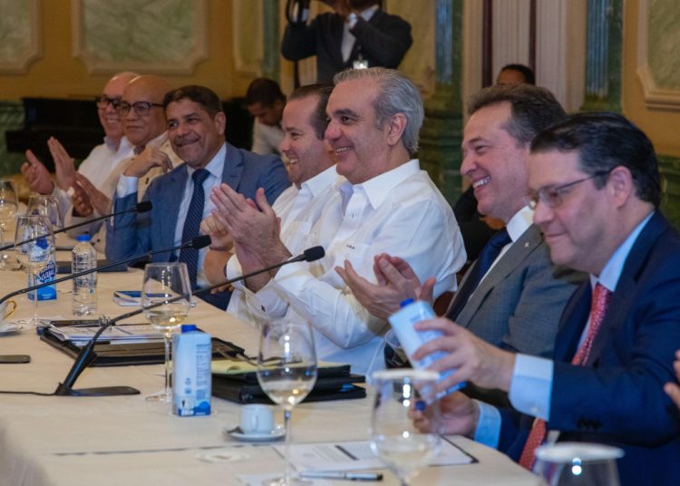 En el encuentro participaron importadores, almacenistas, comerciantes e industriales.