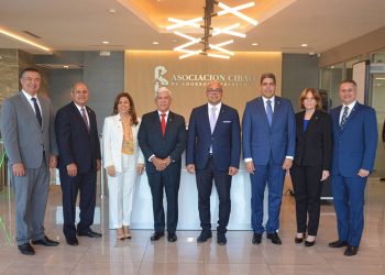 Simón Bolívar Genao, Luis Peña, Reny Espaillat, Rafael Antonio Genao, Jairon Severino, José Luis Ventura, Yolanda Guzmán y Herson Corona durante la entrevista en la sede de la Asociación Cibao en Santiago de los Caballeros. | Lésther Álvarez
