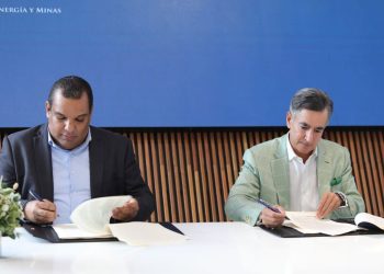 Edward Veras, de la CNE, y Carlos José Martí, de Tropigás Dominicana.