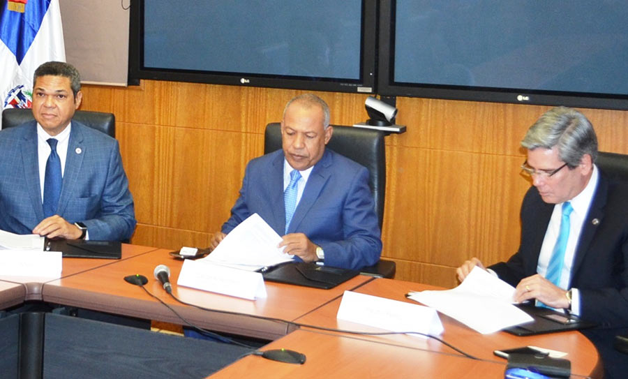 Vinicio Mella, César Florentino y Pedro Pérez, durante la firma del acuerdo.