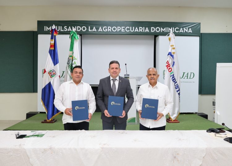 El convenio fue rubricado por el director general de Proindustria, Rafael Cruz Rodríguez; el presidente del Consejo de directores de la JAD, Roberto Serrano, y el presidente ejecutivo de la entidad, Osmar Benítez.