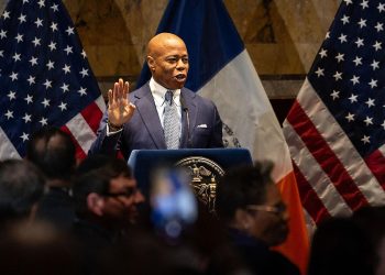 Adams asistió a la investidura de Trump pese a su afiliación demócrata y poco antes de la toma de posesión visitó al mandatario en su residencia de Mar-a-Lago para hablar entre otras cosas de seguridad e inmigración.