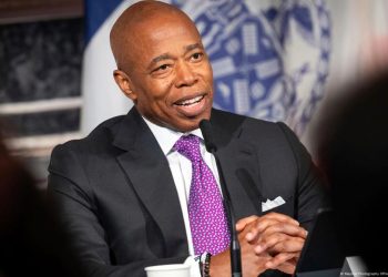 En noviembre de 2023, agentes del FBI confiscaron algunos dispositivos electrónicos de Adams como parte de una investigación sobre la recaudación de fondos políticos durante su campaña de 2021.