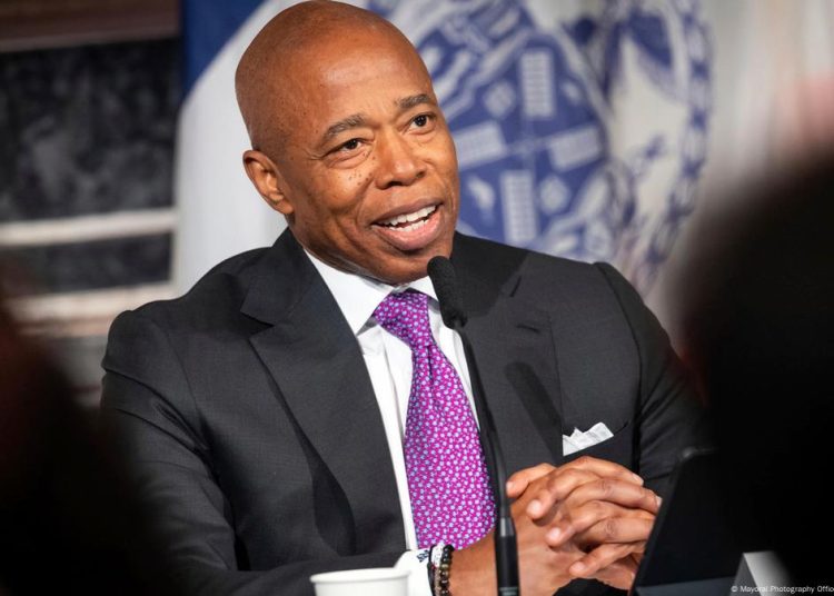 En noviembre de 2023, agentes del FBI confiscaron algunos dispositivos electrónicos de Adams como parte de una investigación sobre la recaudación de fondos políticos durante su campaña de 2021.