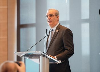 Luis Abinader sostuvo reuniones clave con actores estratégicos del sector de la confección y el calzado.