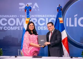 El acuerdo fue suscrito por el director general de Aduanas, Eduardo Sanz Lovatón, y la titular de la Autoridad Nacional de Aduanas de Panamá, Soraya Valdivieso.