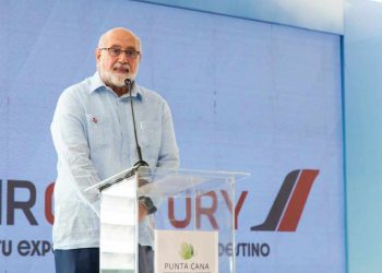 Asimismo, refutó la idea de que el acuerdo llevaría a una disminución en los precios de los boletos aéreos y a una "democratización" de las tarifas.