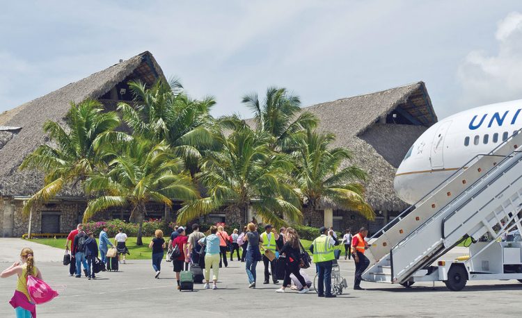 El flujo de visitantes estuvo dominado por extranjeros y dominicanos no residentes, quienes concentraron 7,883,900 ocupantes.