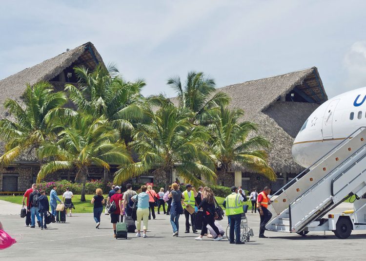 El flujo de visitantes estuvo dominado por extranjeros y dominicanos no residentes, quienes concentraron 7,883,900 ocupantes.