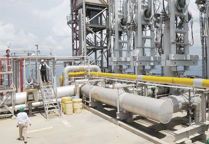 AES opera la única terminal de gas natural en el país desde 2003.