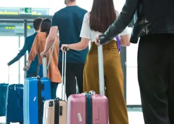 Respecto a los últimos 12 meses, se destacan los incrementos en alojamiento, con 17.76% y agencias de viajes y operadores turísticos, con un alza de 14.87%.