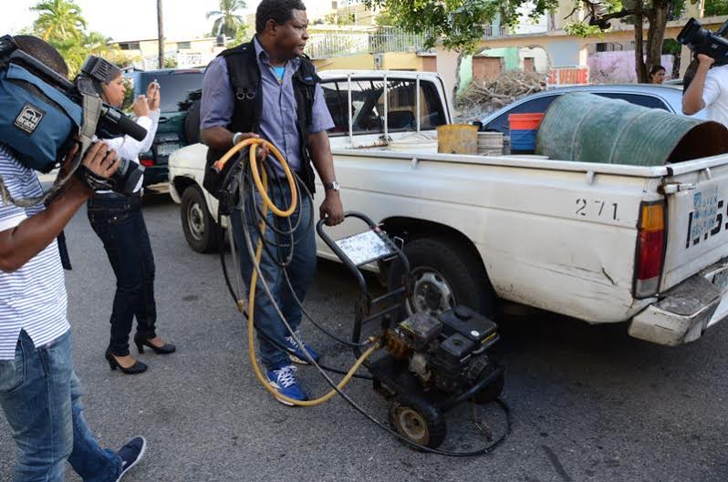 Brigadas de la CAASD están incautando los equipos de lavaderos de autos informales para evitar el desperdicio de agua.