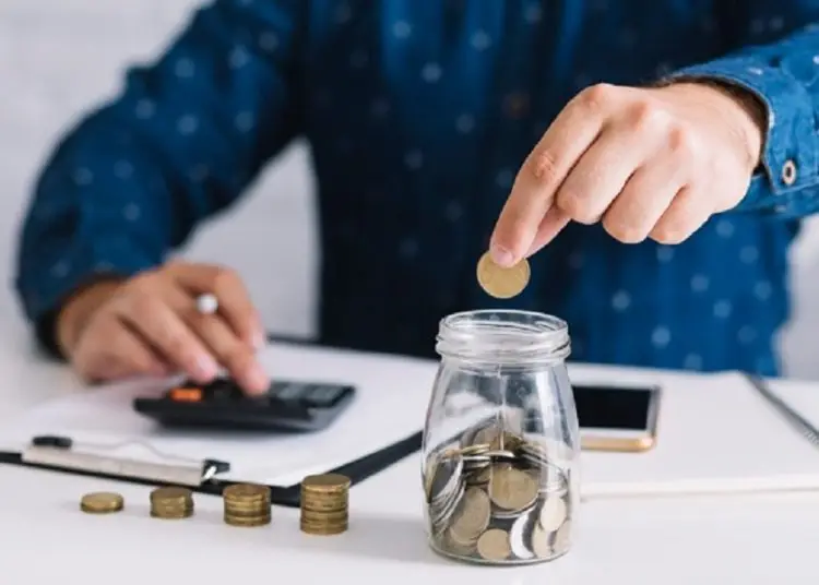 Un aspecto crucial es la creación de un fondo de emergencia que cubra entre tres y seis meses de sus gastos mensuales.