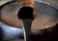 La AIE revisó a la baja sus previsiones de consumo mundial de petróleo por los efectos de la crisis en el estrecho de Ormuz.
