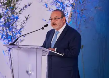 Entregan reconocimiento a fundadores de la asociación.