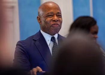 El abogado del alcalde, Alex Spiro señaló por su parte que el caso contra Adams "nunca debió haberse presentado".