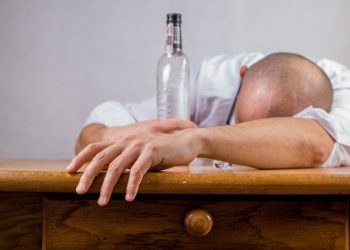 El metanol es un alcohol metílico no apto para el consumo, que es usado para la industria como disolvente de pinturas y otros usos industriales, pero que cuando la persona lo consume es mortal casi de forma instantánea y fatal para la salud y la vida. | Michal Jarmolouk, Pixabay.