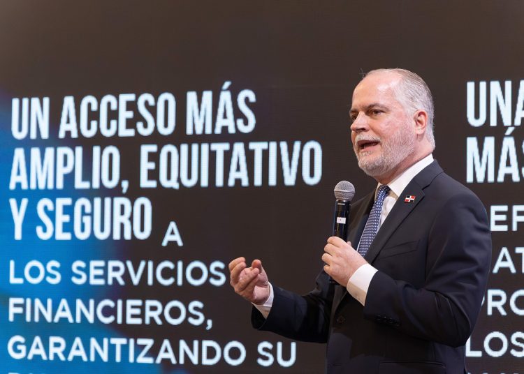 Alejandro Fernández W. entiende que el uso de la tecnología y nuevos productos financieros han cambiado el contexto del sector financiero.