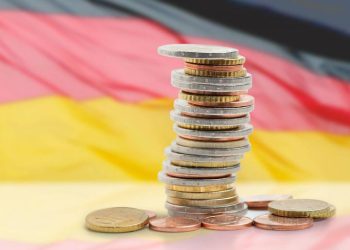 Bandera y moneda alemana. - Fuente externa.