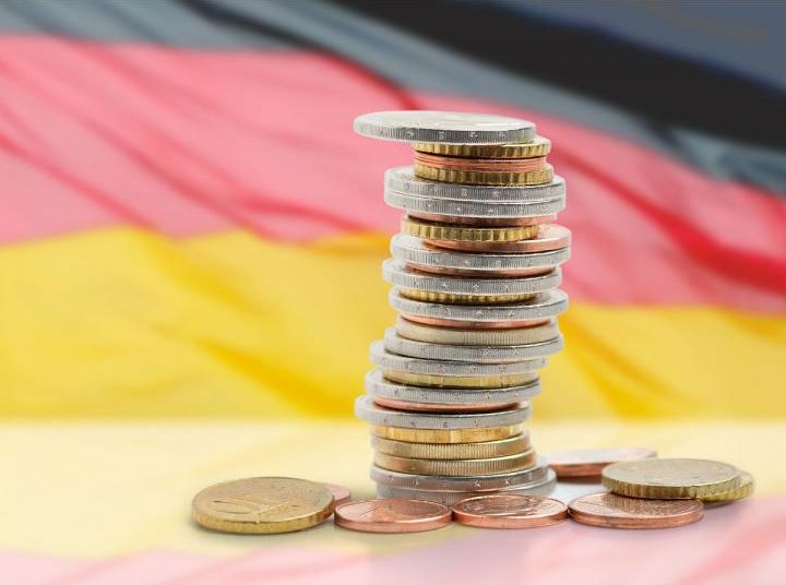 Bandera y moneda alemana. - Fuente externa.