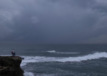 Por ahora, presenta vientos máximos sostenidos de 85 kilómetros por hora (50 millas) con un desplazamiento hacia el noroeste a 7 kilómetros por hora (5 millas).