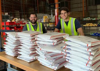 Empacadores en el centro de distribución de Brand Of Dominican. | Fuente externa