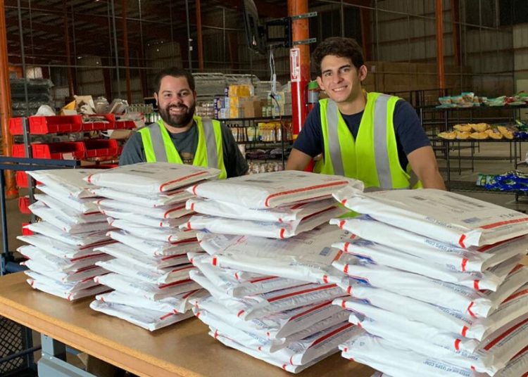 Empacadores en el centro de distribución de Brand Of Dominican. | Fuente externa