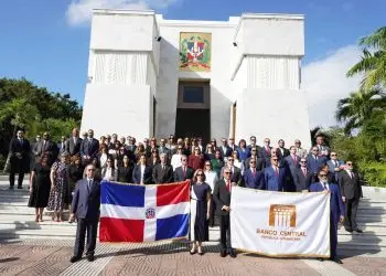 El gobernador del BCRD estuvo acompañado de funcionarios de la institución.