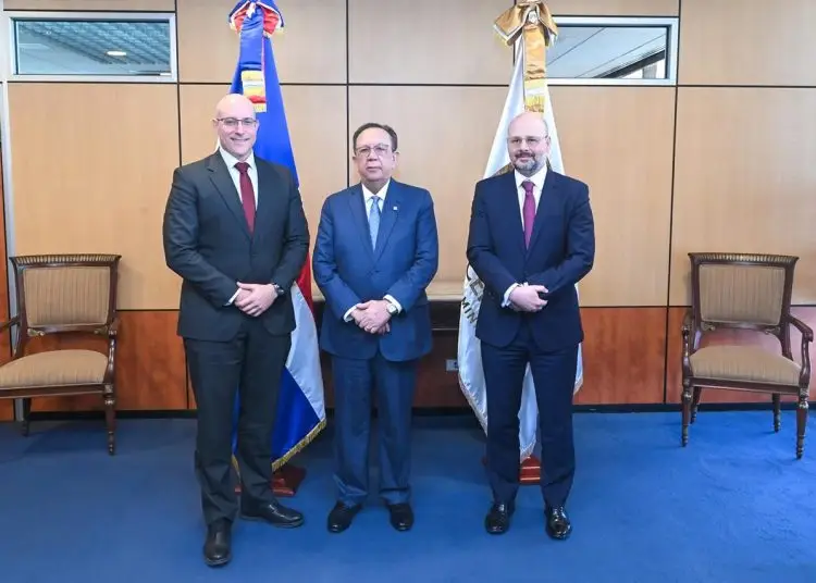 El gobernador les manifestó “su optimismo con respecto al futuro comportamiento de la economía dominicana, pese a la situación actual de incertidumbre internacional".