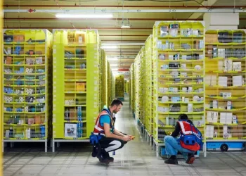 Amazon también ha mostrado Automated Tote Retriever (ATR), un sistema mecatrónico que automatiza la recuperación y el transporte de contenedores en los centros de logística y se ejecuta en la nube.