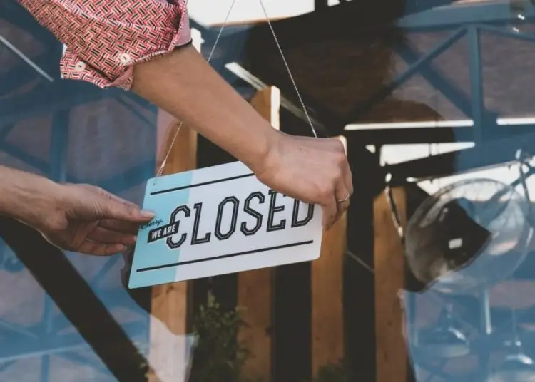 Detalla que en inicio de cese hay 8,563 casos, representado el 18.9% y 5,417 expedientes clasificados como empresas muertas con un 11.9%.