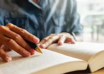 A pesar de estos desafíos, el MEPyD revela que el analfabetismo en la zona se redujo en más de 10 puntos porcentuales entre 2010 y 2022.