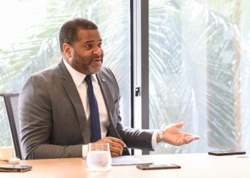 Lugo Risk explicó que, hasta que no arreglen las fallas en los talleres que prefiera el conductor, no se le emitirá ni marbetes ni autorizaciones.