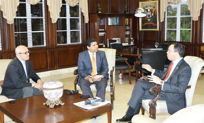 Andrés Navarro, acompañado de Jairon Severino, director de elDinero, y Esteban Delgado, subdirector, conversaron sobre la realidad haitiana y la nueva política diplomática.